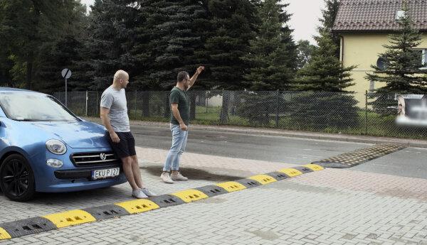 Nieruchome ruchome schody i próg parkingowo-chodnikowy